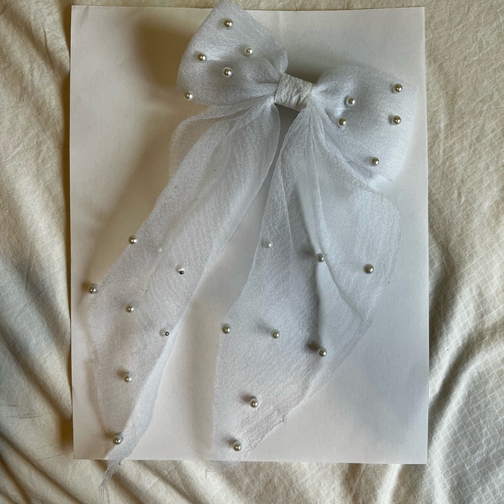 Elegant White Bow Hair Accessory